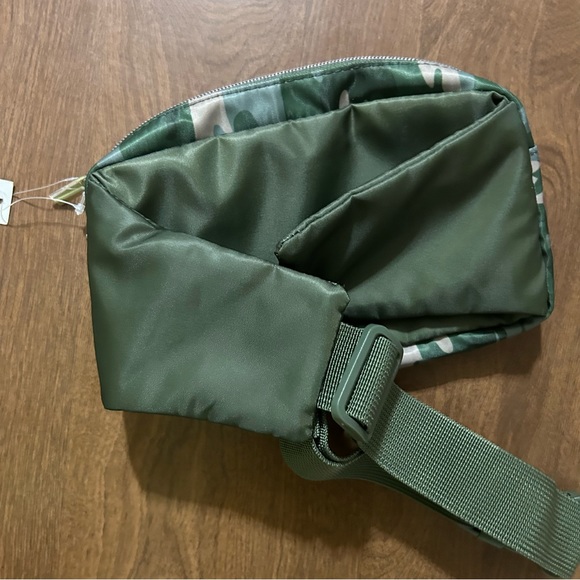 Camo fanny pack/bag  NWT - Picture 2 of 3